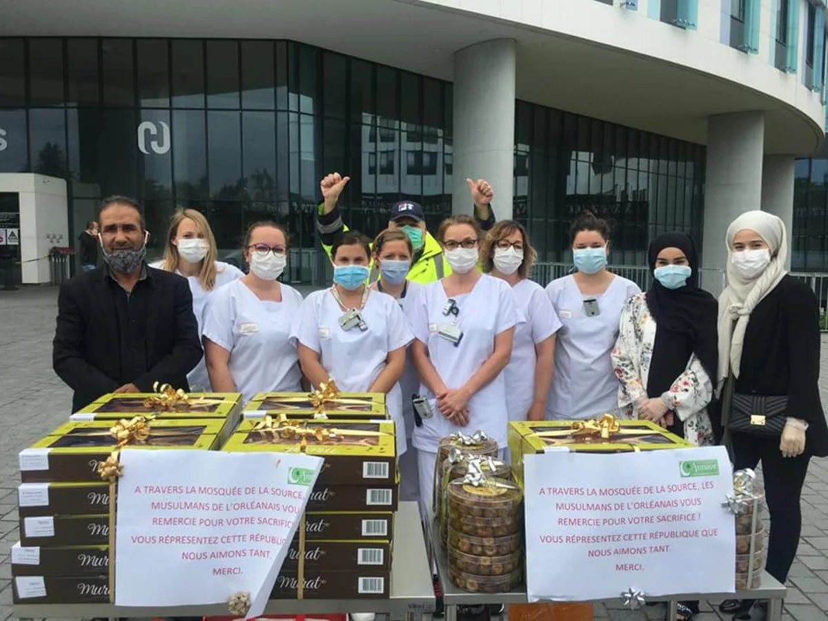 Membres de la Mosquée Annour remettant des pâtisseries aux soignants du CHR d'Orléans — printemps 2020